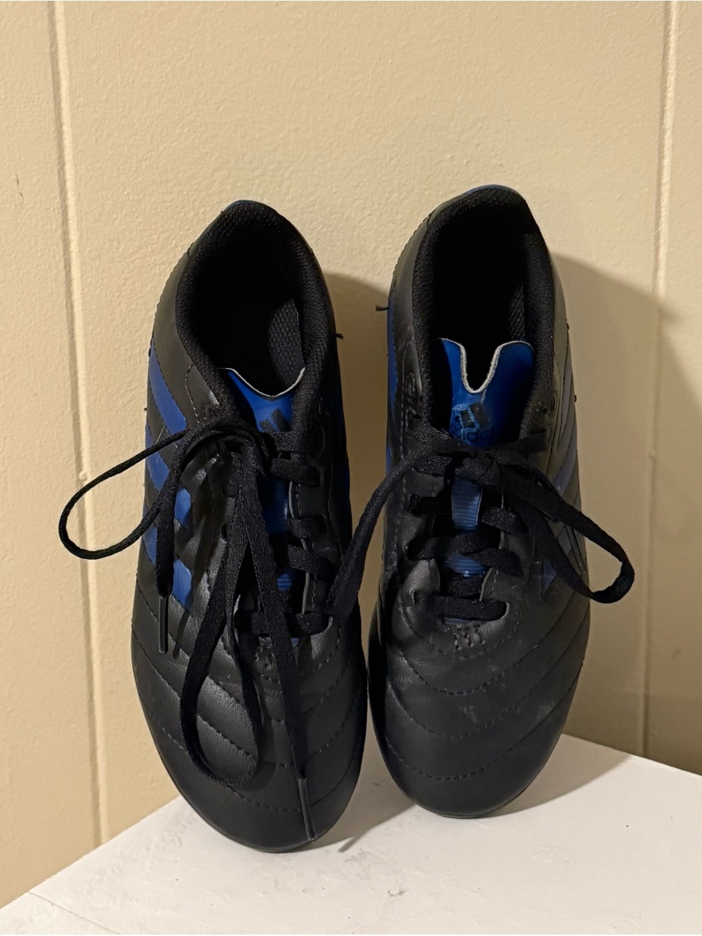 adidas Kids Black and Blue Athletic Sneakers (1.5)